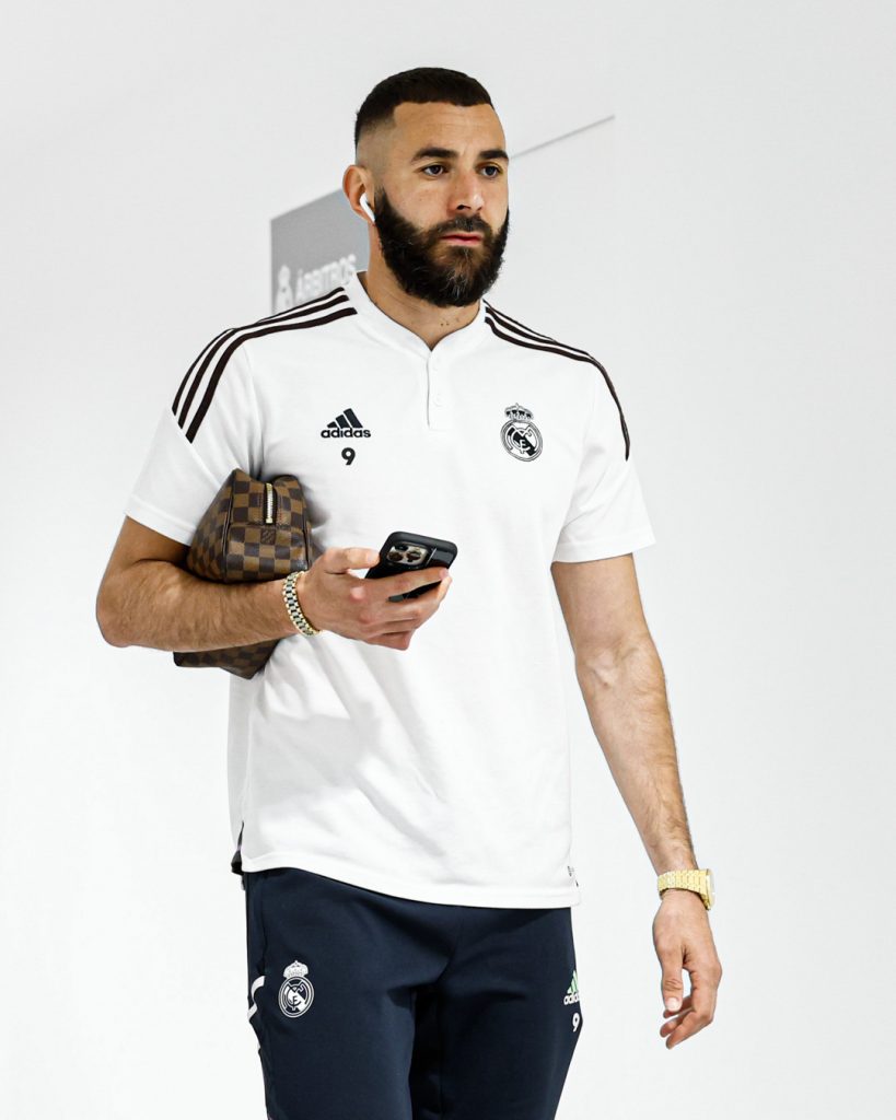 Benzema ingresando al Santiago Bernabéu para jugar su último partido con Real Madrid.  