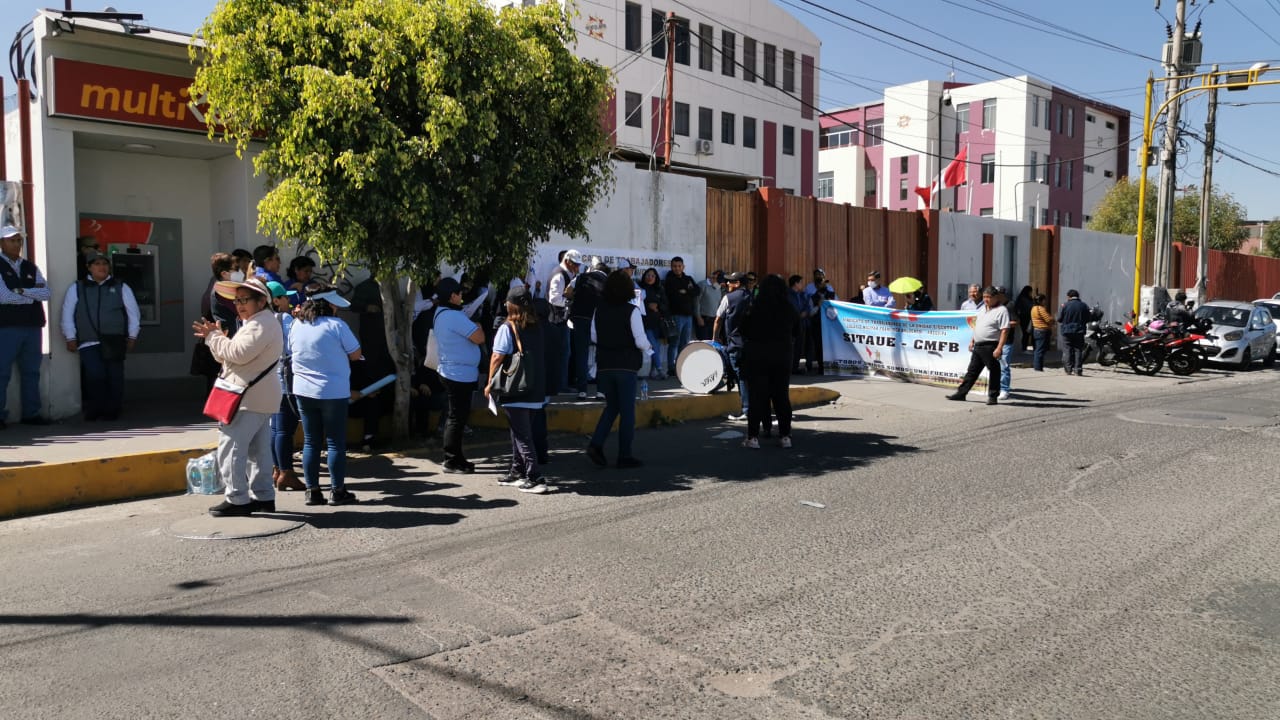 Trabajadores del sector educación protestan en la sede del GORE por incumplimiento de convenios