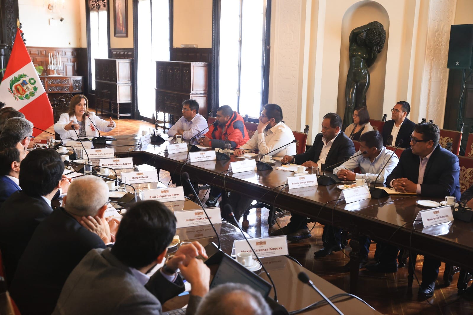 Toma de Lima: Dina Boluarte se reúne con alcaldes de Puno y Cusco