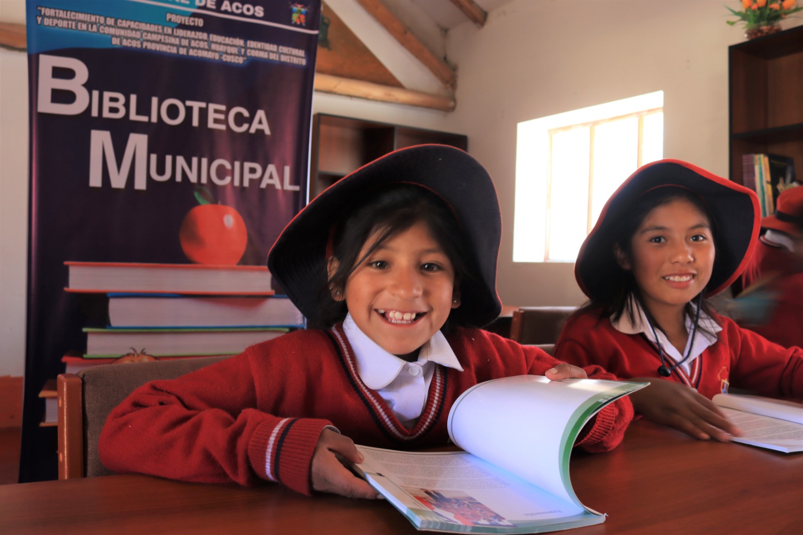 Gobierno Regional Cusco dona 300 libros a la Biblioteca Municipal de Acos