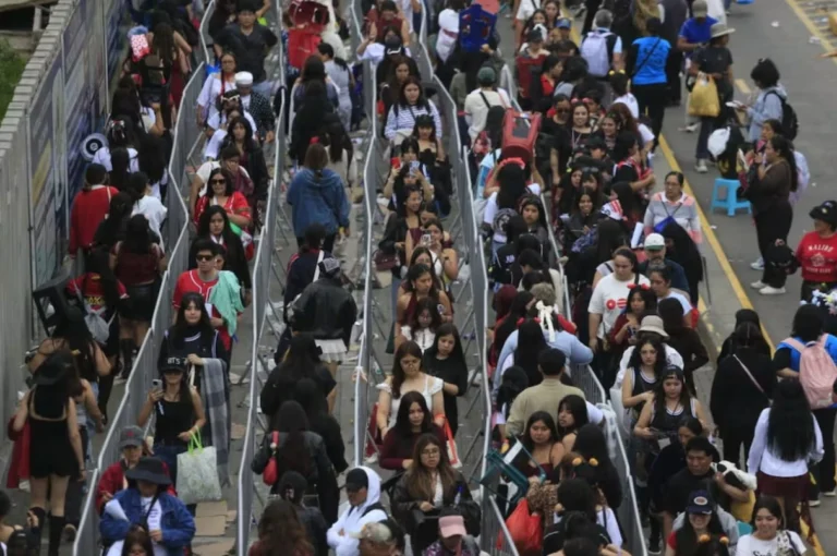 Fans de BTS llegan al Estadio San Marcos en Lima