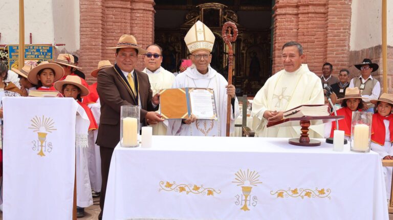 Municipalidad de Maras reconoce al arzobispo del Cusco durante festividad de San Francisco de Asís